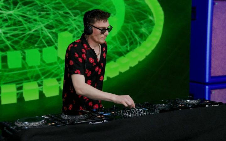 JMW mixing it up with a green background.